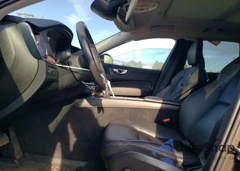 2023 Volvo Xc60 T5 Momentum z USA, uszkodzony, nr VIN YV4102RK9M1828324